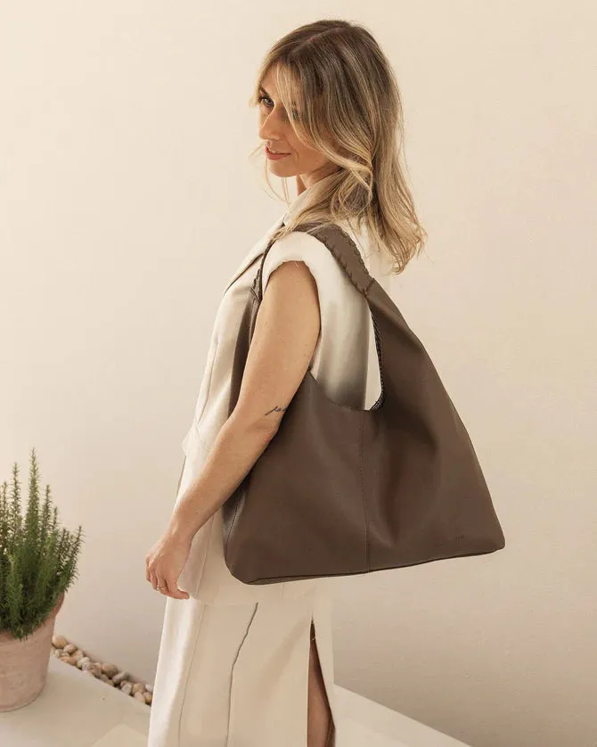 Avery Shoulder Bag in Mocha