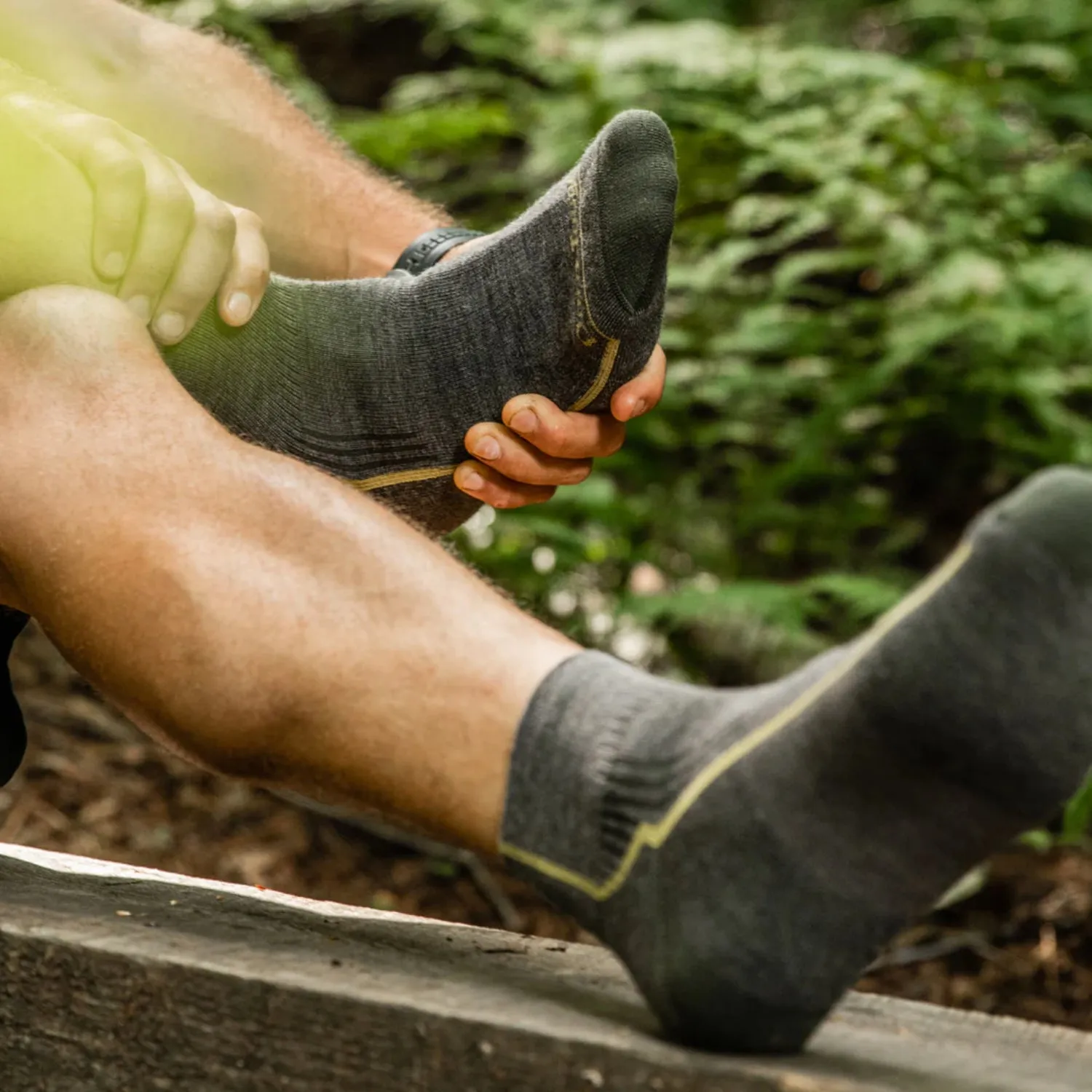 Darn Tough Mens Hiker Quarter Midweight Hiking Sock