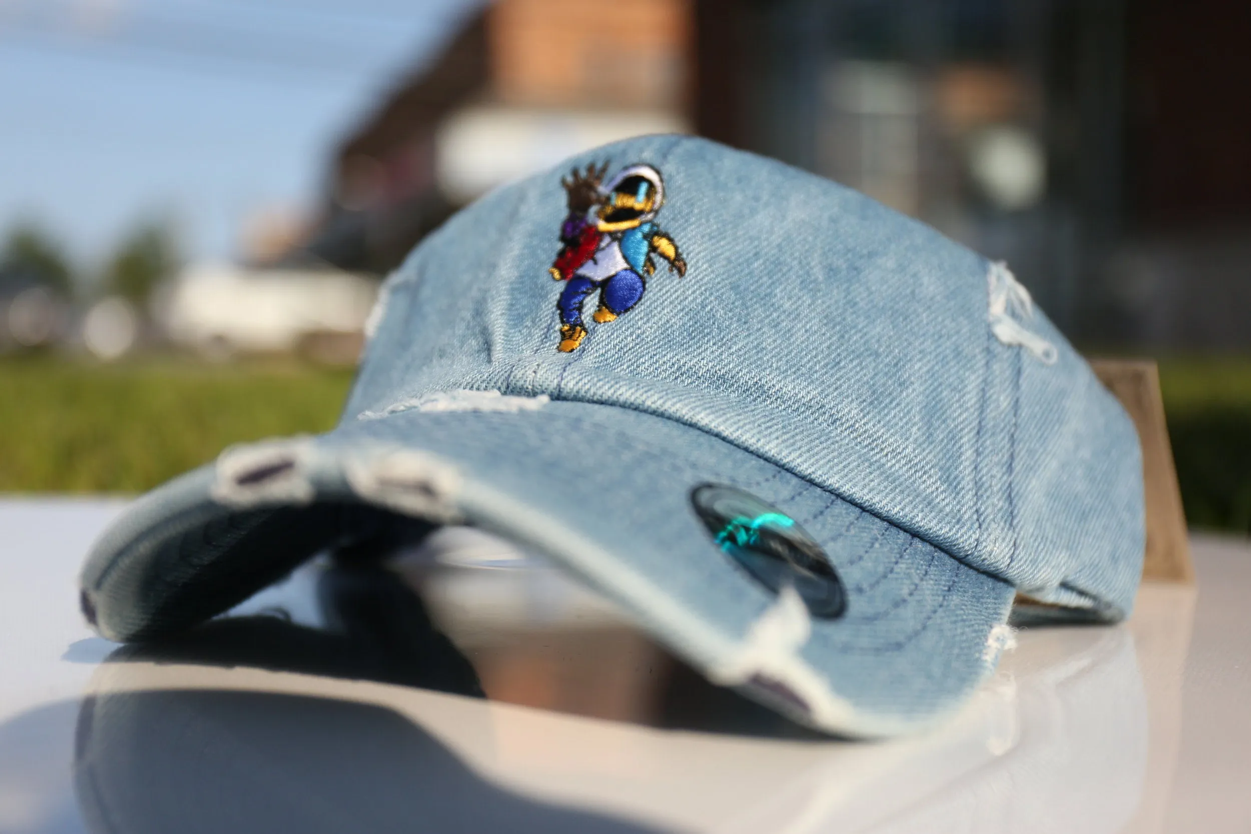 DENIM DISTRESSED AZTRO HAT