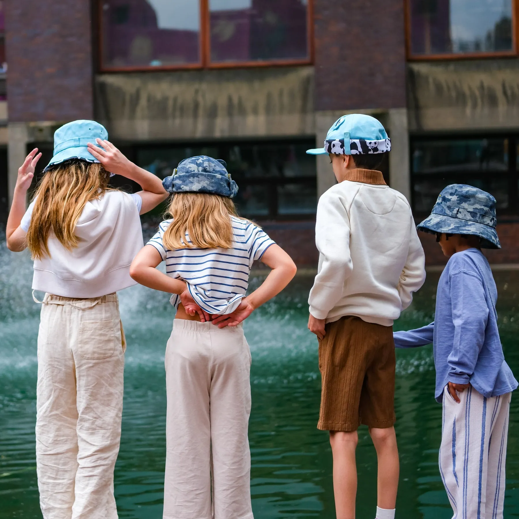 Kids Cub hat with neck flap: Pale Blue