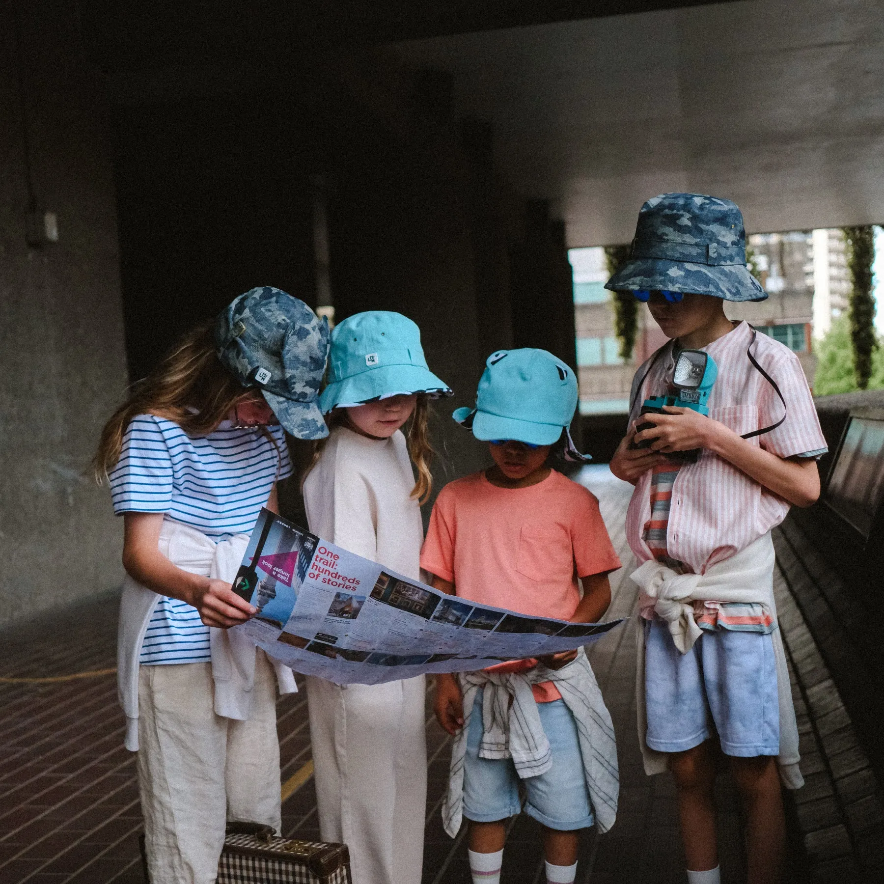 Kids Cub hat with neck flap: Pale Blue