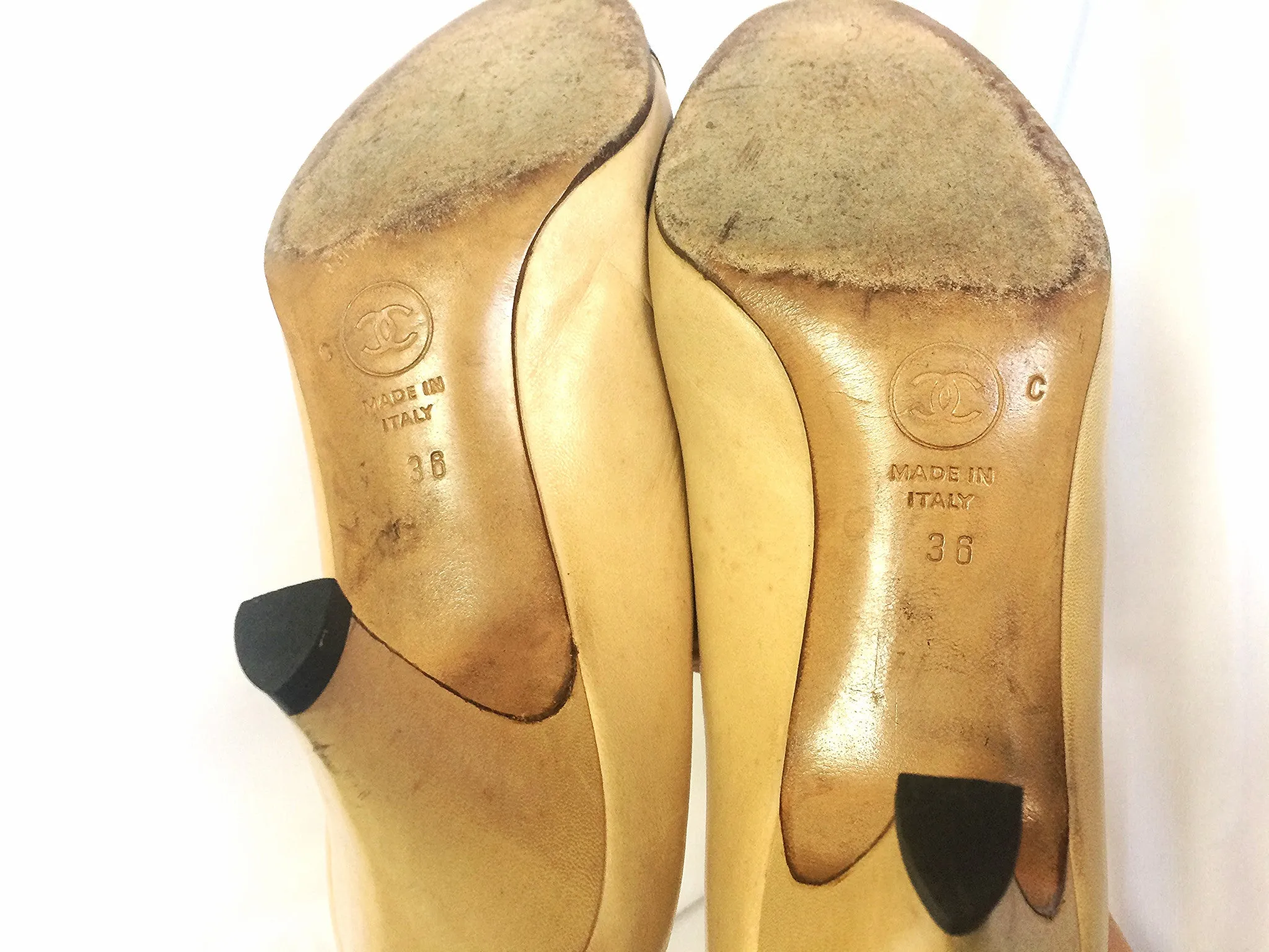 Vintage CHANEL beige and black leather shoes, classic pumps. EU 36, US5.5. small size. 050320r20