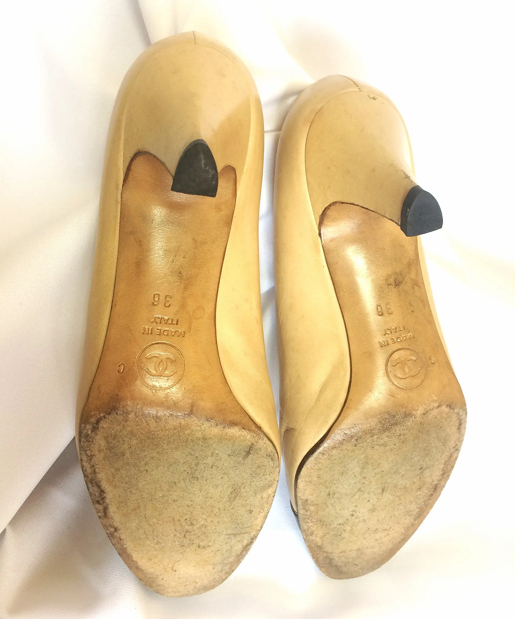 Vintage CHANEL beige and black leather shoes, classic pumps. EU 36, US5.5. small size. 050320r20