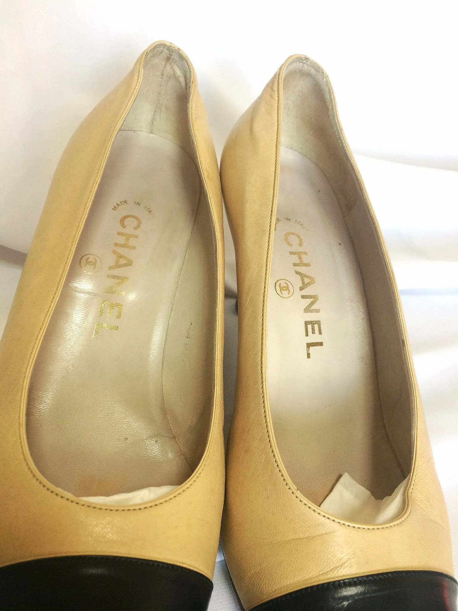 Vintage CHANEL beige and black leather shoes, classic pumps. EU 36, US5.5. small size. 050320r20
