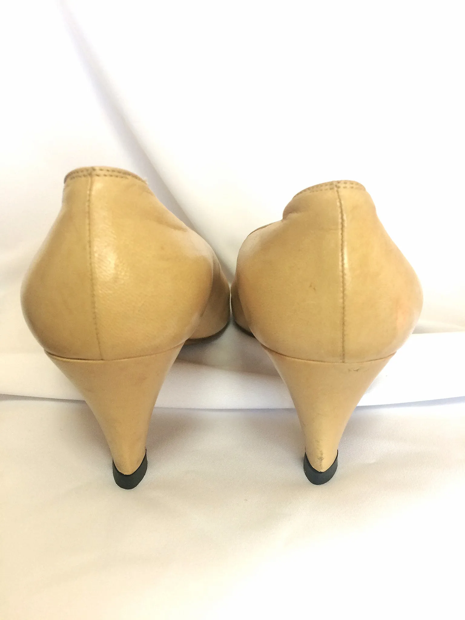 Vintage CHANEL beige and black leather shoes, classic pumps. EU 36, US5.5. small size. 050320r20