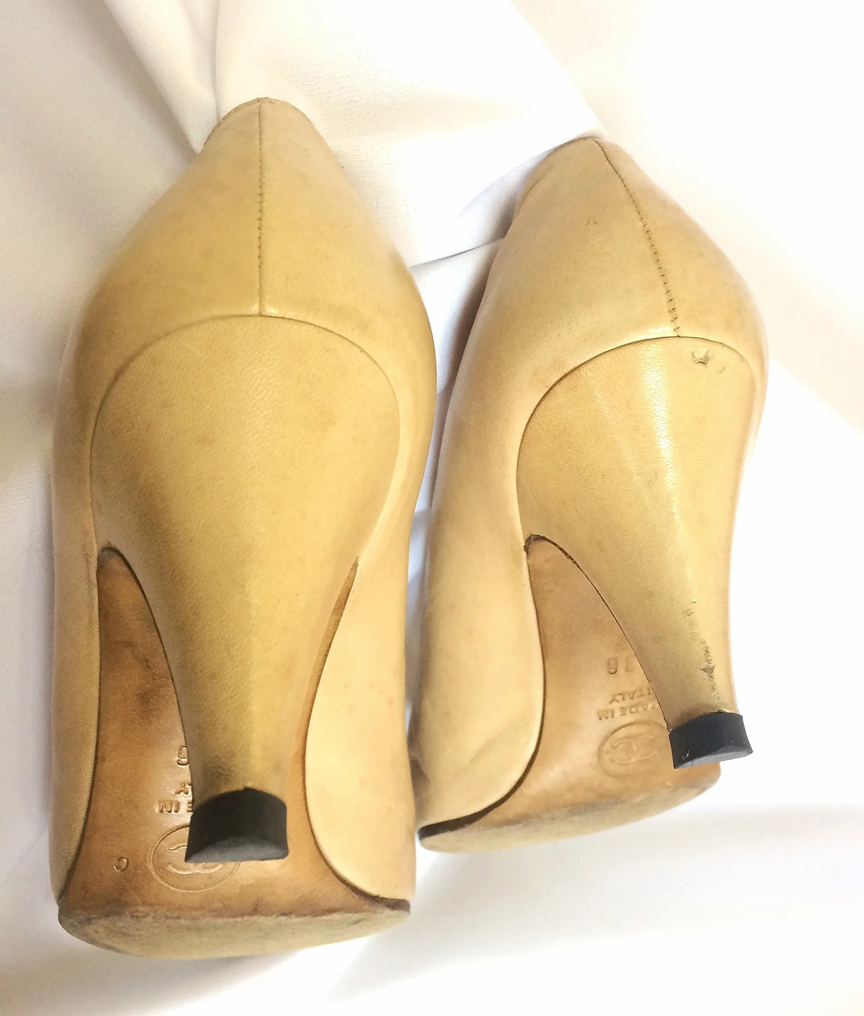 Vintage CHANEL beige and black leather shoes, classic pumps. EU 36, US5.5. small size. 050320r20