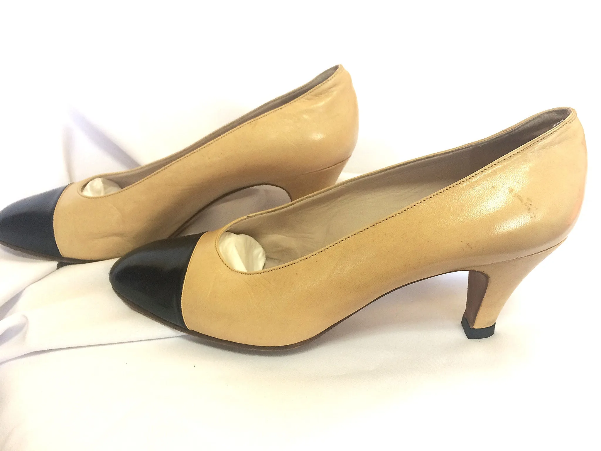 Vintage CHANEL beige and black leather shoes, classic pumps. EU 36, US5.5. small size. 050320r20