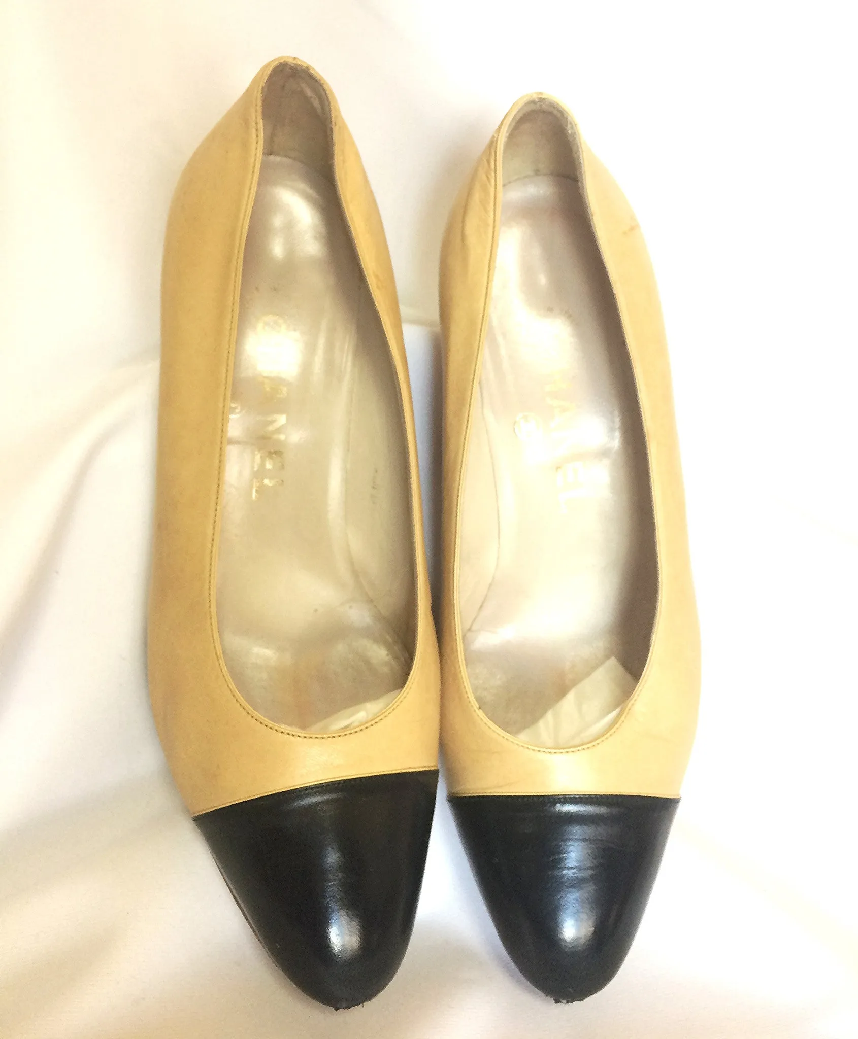Vintage CHANEL beige and black leather shoes, classic pumps. EU 36, US5.5. small size. 050320r20